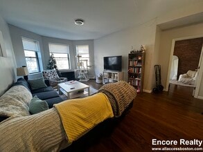15 Stearns Rd, Unit 3 in Brookline, MA - Foto de edificio - Building Photo