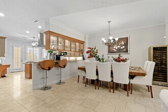 1044 Memorial Village Dr in Houston, TX - Foto de edificio - Building Photo