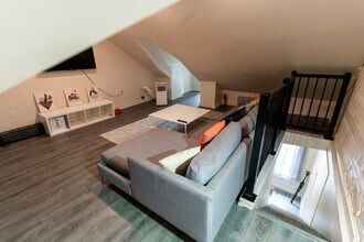 210 Wilson St in Hamilton, ON - Building Photo - Building Photo