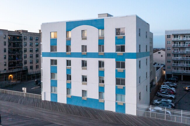 Casablanca by the Sea in Long Beach, NY - Foto de edificio - Building Photo