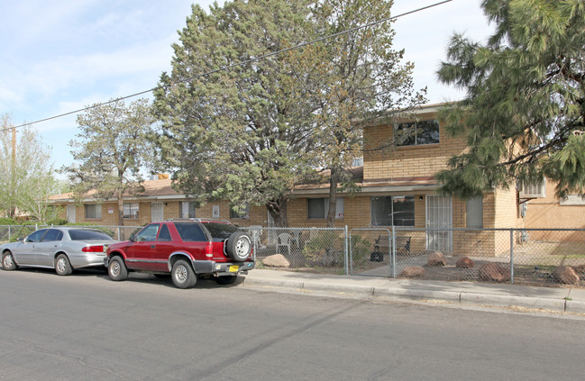 536-544 Madeira Dr SE in Albuquerque, NM - Building Photo - Building Photo