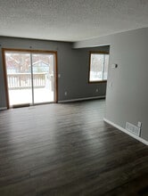 8422 Brunswick Ct N in Minneapolis, MN - Foto de edificio - Building Photo