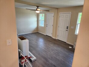 611 E Highway 11, Unit 1 in Tom Bean, TX - Foto de edificio - Building Photo