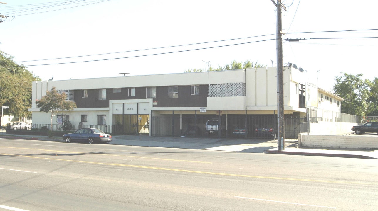 6830 Woodley Ave in Van Nuys, CA - Building Photo