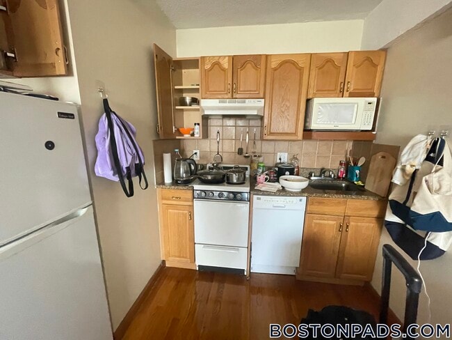 1110 Commonwealth Ave, Unit 306 in Boston, MA - Foto de edificio - Building Photo