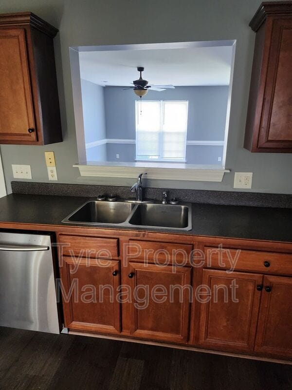 320 S Square Dr in Winterville, NC - Building Photo - Building Photo