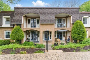 5905 Bayshire Rd in Springfield, VA - Building Photo