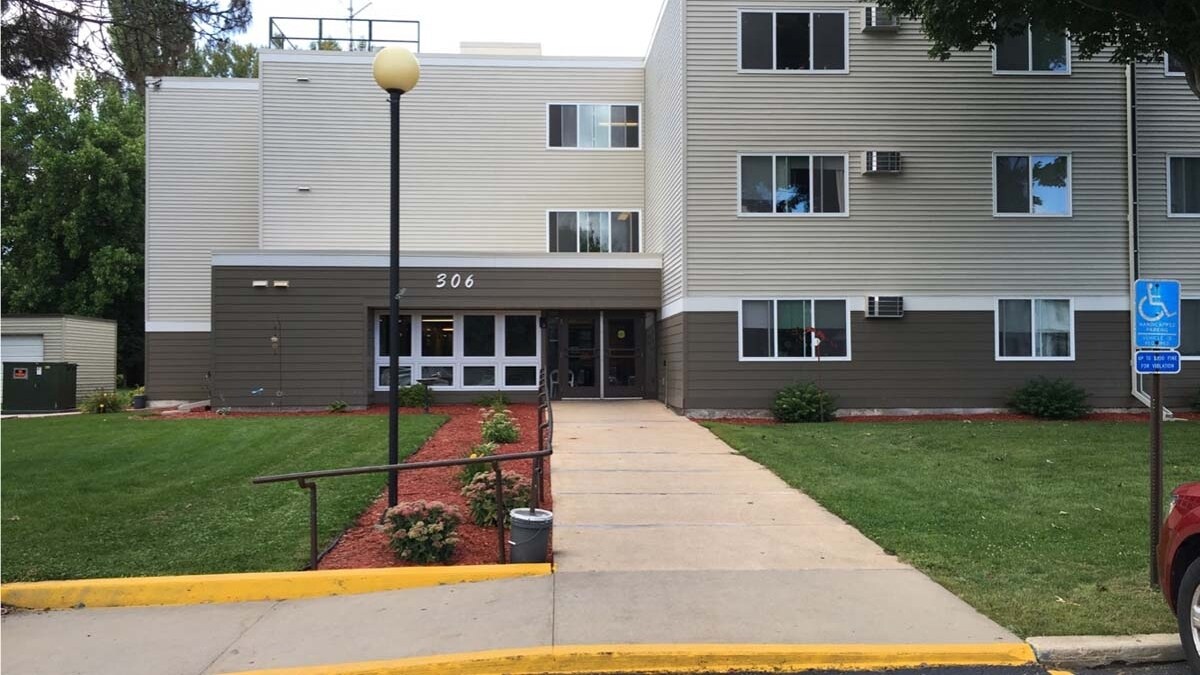 306 S East St in Caledonia, MN - Building Photo