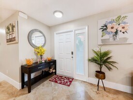 698 107th Ave N in Naples, FL - Building Photo