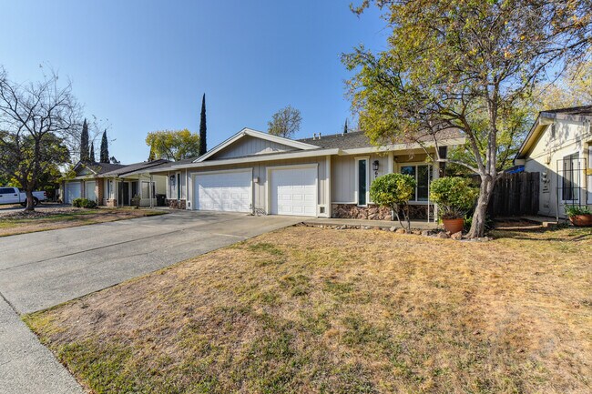 6933 Trovita Way in Citrus Heights, CA - Building Photo - Building Photo