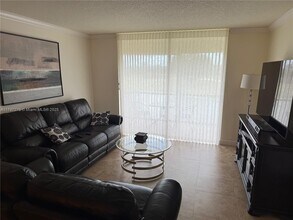 9320 S Hollybrook Lake Dr in Pembroke Pines, FL - Foto de edificio - Building Photo