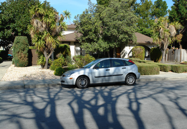 1251 W Mckinley Ave in Sunnyvale, CA - Foto de edificio - Building Photo