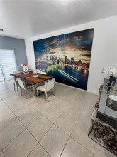 10598 W 32nd Ln in Hialeah, FL - Foto de edificio - Building Photo