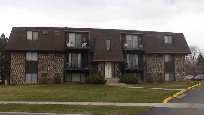 Pioneer Road Apartments in Crest Hill, IL - Foto de edificio - Building Photo