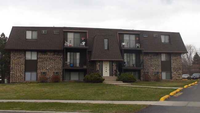 Pioneer Road Apartments in Crest Hill, IL - Building Photo - Building Photo