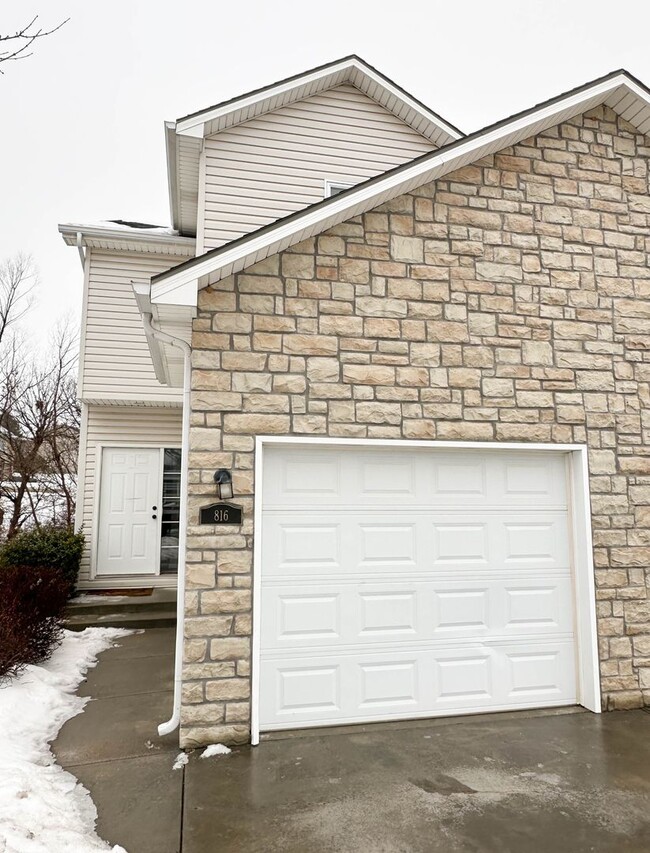 property at 814 Oakbrook Pl