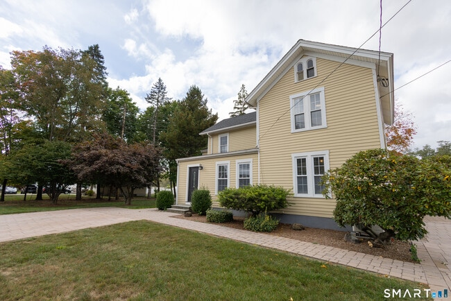 387 Buckland St in Southington, CT - Building Photo - Building Photo