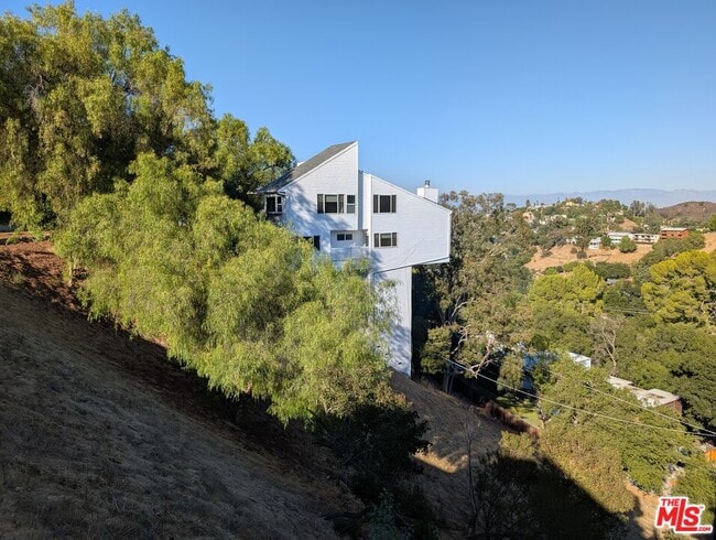 21443 Iglesia Dr in Los Angeles, CA - Building Photo - Building Photo