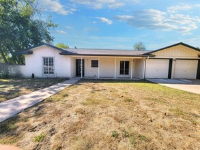 1902 Montclair Dr in Round Rock, TX - Foto de edificio - Building Photo