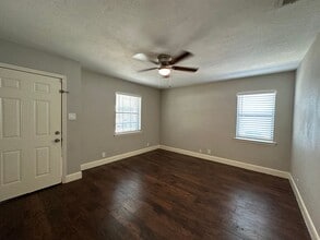 220 S Shore Pl in Lewisville, TX - Foto de edificio - Building Photo