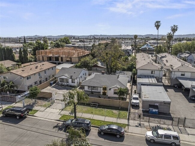 14722 Strathern St in Los Angeles, CA - Building Photo - Building Photo