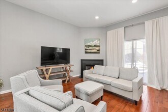 40 Primrose Ln in Long Hill, NJ - Foto de edificio - Building Photo