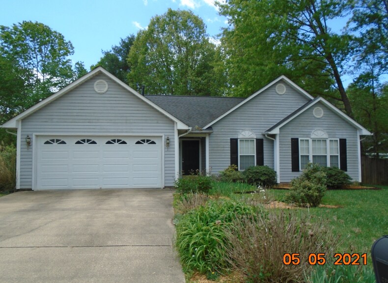 410 Glensprings Dr in Fletcher, NC - Building Photo
