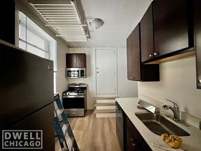 2327 N Spaulding Ave, Unit 1 in Chicago, IL - Foto de edificio - Building Photo