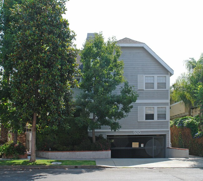 920 N Alfred St in Los Angeles, CA - Building Photo - Building Photo