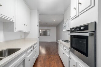 2803 Arizona Ave in Santa Monica, CA - Foto de edificio - Interior Photo