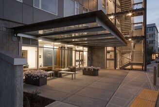 Dwell At Kent Station Apartments in Kent, WA - Foto de edificio - Building Photo