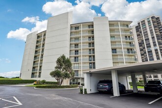 5400 N Ocean Dr in Riviera Beach, FL - Building Photo - Building Photo