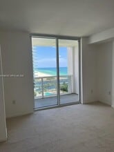 10275 Collins Ave in Bal Harbour, FL - Foto de edificio - Building Photo