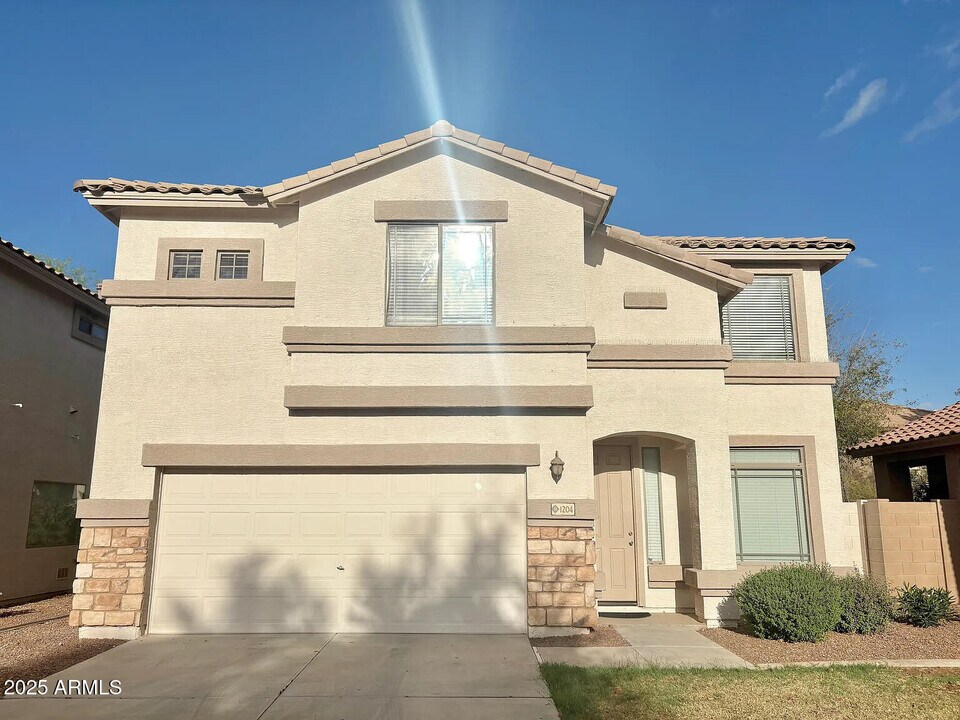 1204 S Roger Way in Chandler, AZ - Building Photo