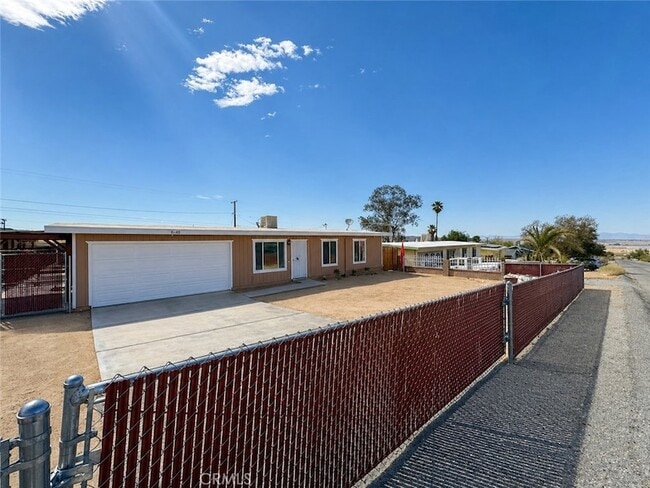6848 Quail Spring Ave in Twentynine Palms, CA - Foto de edificio - Building Photo