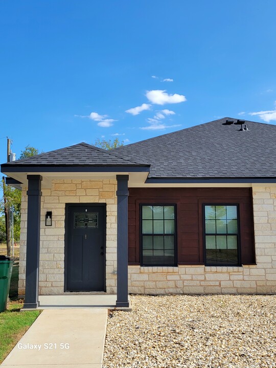 205 Hayes St in McGregor, TX - Building Photo