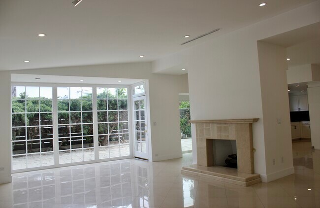 1265 Bienveneda Ave in Pacific Palisades, CA - Foto de edificio - Building Photo