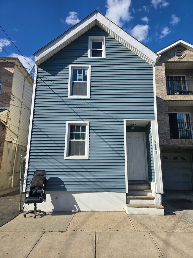 1031 Flora St, Unit 2