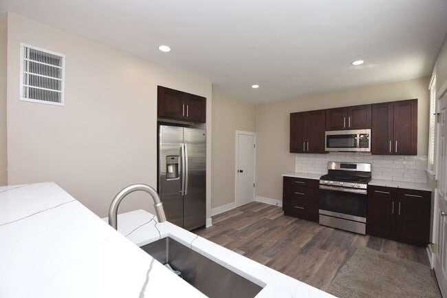 97 Gates St in Crystal Lake, IL - Building Photo - Building Photo