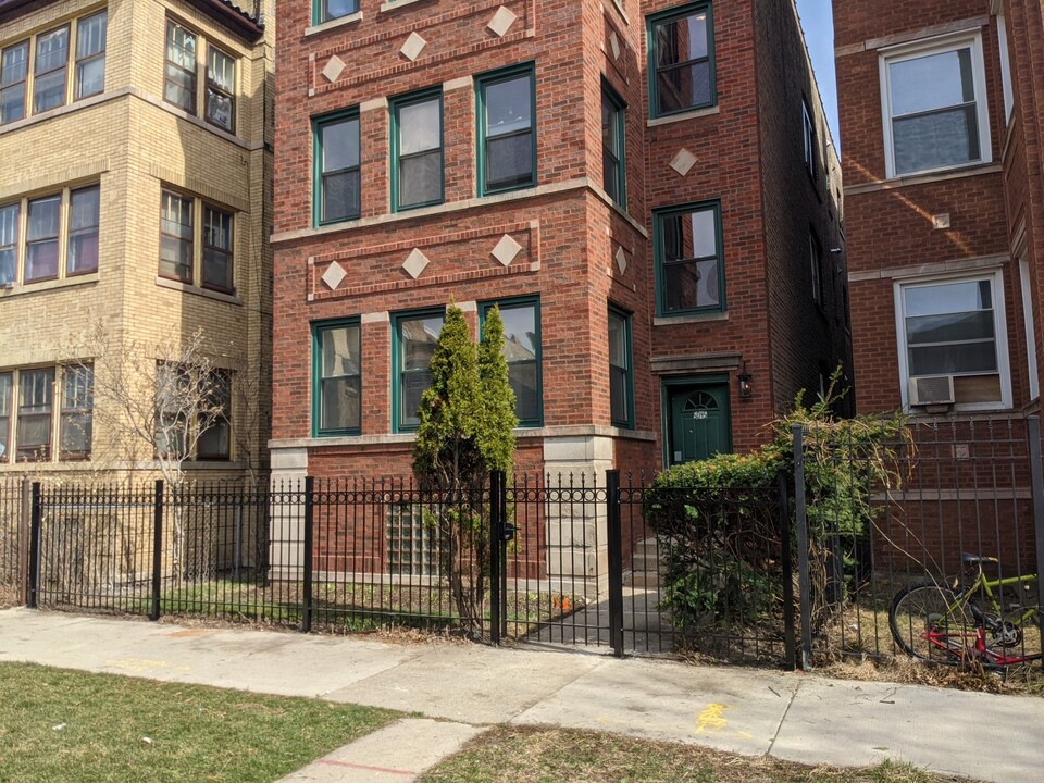 5045 N Troy St, Unit 2 in Chicago, IL - Building Photo