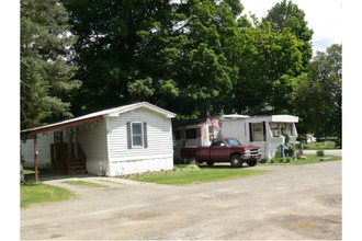 9582 Middle Rd in East Concord, NY - Foto de edificio - Building Photo