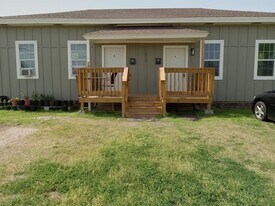 1613 Harry St, Unit # A in Victoria, TX - Building Photo