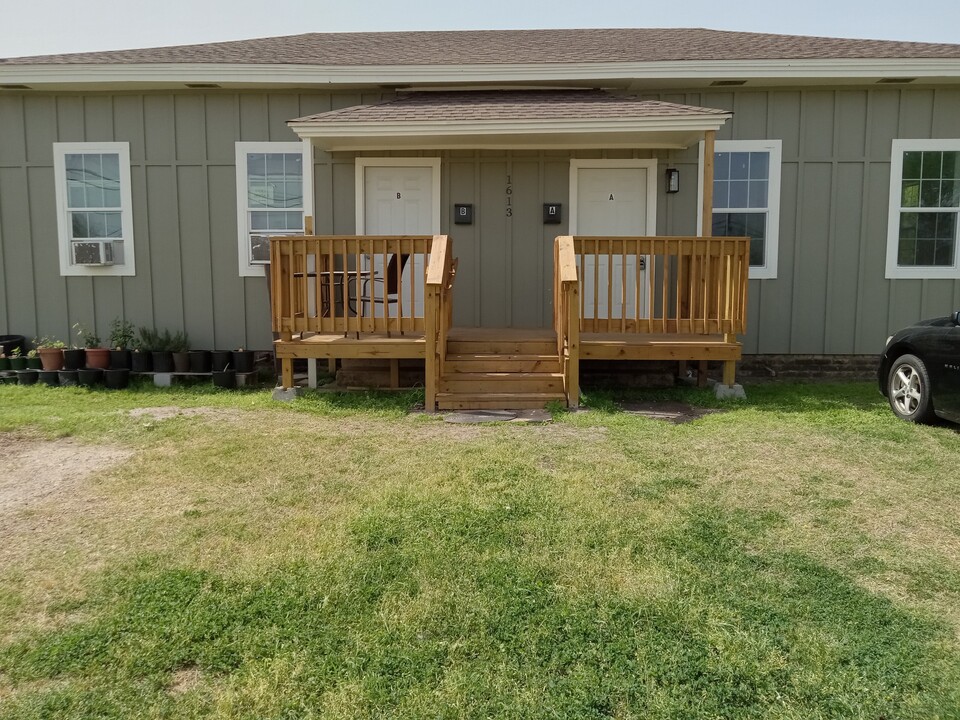 1613 Harry St in Victoria, TX - Building Photo