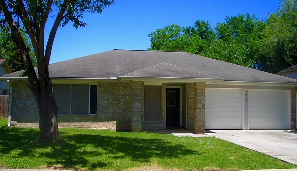 7107 Pickett Dr in Richmond, TX - Building Photo