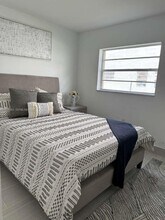 955 W 74th St in Hialeah, FL - Foto de edificio - Building Photo