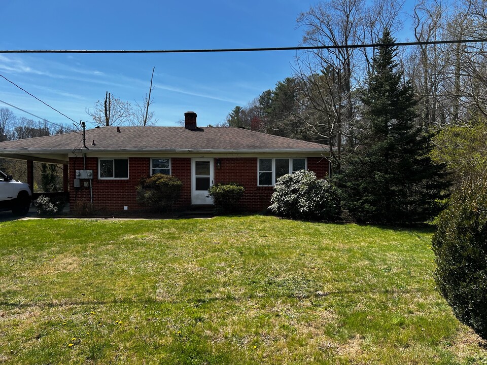 1724 Old Haywood Rd in Asheville, NC - Foto de edificio