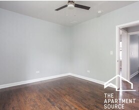3301 N Harding Ave, Unit 2S in Chicago, IL - Foto de edificio - Building Photo