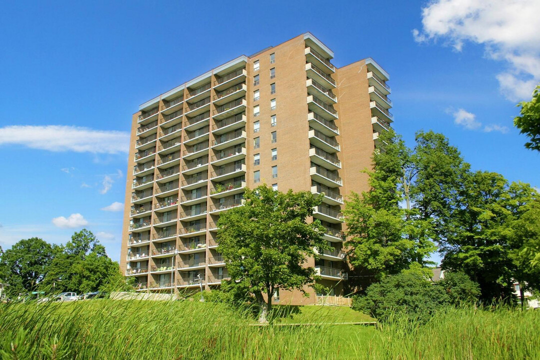 Driveway Place in Ottawa, ON - Building Photo