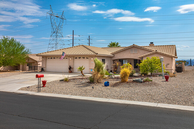 911 Pueblo Dr in Lake Havasu City, AZ - Foto de edificio - Building Photo