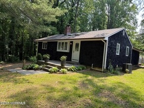 338 Navesink River Rd in Red Bank, NJ - Building Photo - Building Photo